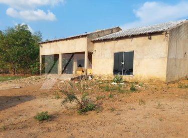 Chácara à venda situada na BR 364 km 13 sentido Acre (Condomínio de chácaras J. Reis) Medindo 45x55 casa com 03 quartos, sendo 01 suíte, sala, cozinha, 01 banheiro, área coberta na frente e atrás do imóvel.